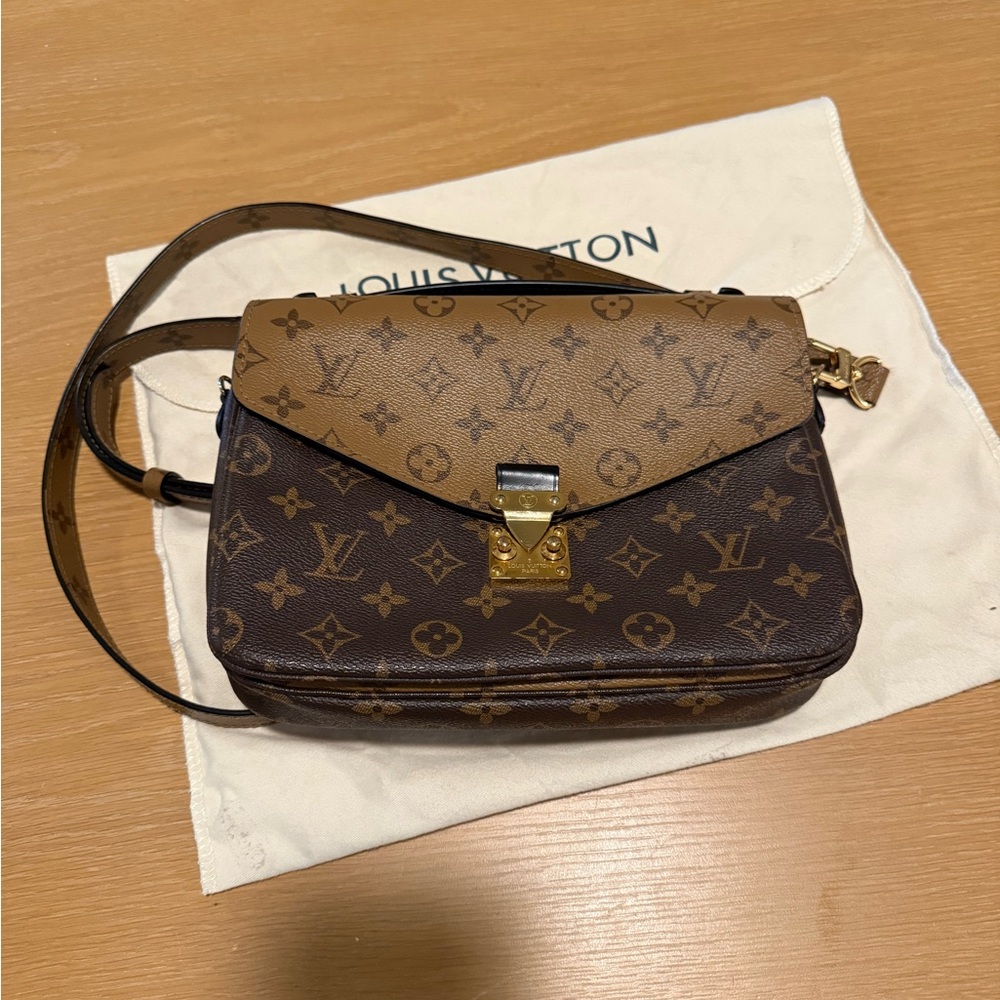 Louis Vuitton Pochette Metis Reverse Monogram